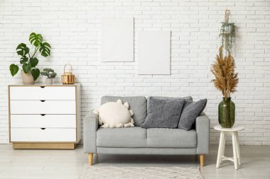 Oturma odasının iç tarafında rahat bir kanepe ve çekmeceler.