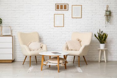 Koltuklar ve kahve masası oturma odasında.