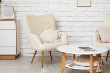 Koltuk ve kahve masası oturma odasında.