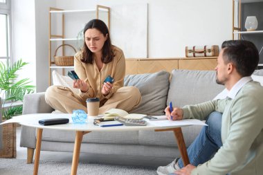 Borçlu genç bir çift evde tartışıyor. İflas kavramı