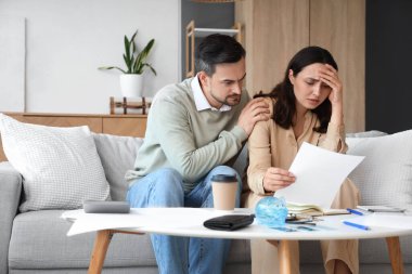 Evde faturaları olan endişeli genç bir çift. İflas kavramı