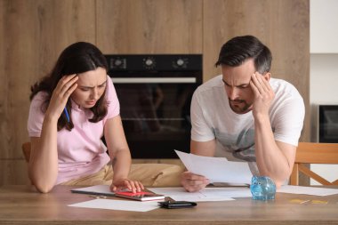 Mutfakta hesap yapan genç bir çift. İflas kavramı