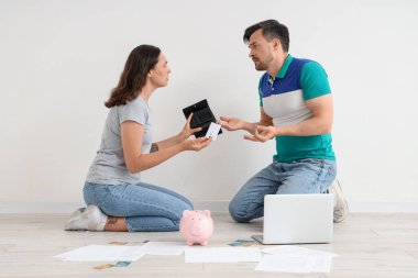 Cüzdanı boş genç bir çift evde yerde otururken umutsuzca birbirlerine bakıyor. İflas kavramı