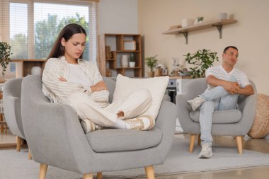 Kocasıyla tartıştıktan sonra koltukta oturan genç bir kadını gücendirdi.