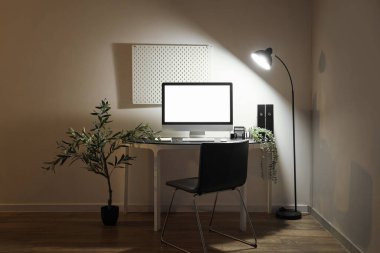 Geceleri modern bilgisayarlı şık bir iş yeri.
