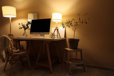 Geceleri modern bilgisayarlı Kol Koltuğu ve İş Yeri