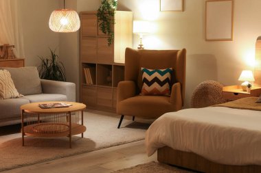 Akşamları yatak odasında rahat bir koltuk ve kahve masası.