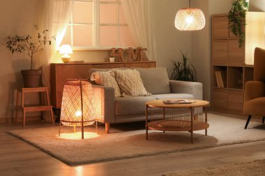 Yatak odasının içinde rahat bir kanepe ve akşam kahve masası var.