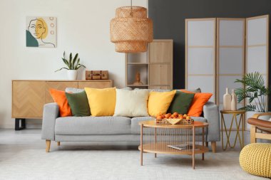 Oturma odasının iç tarafındaki kahve masasında rahat bir kanepe ve kayısı tepsisi.