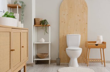 Modern tuvaletin klozeti ve çekmeceleri çok şık.