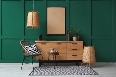 Oturma odası, koltuk, tuvalet ve boş çerçeve.