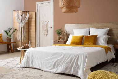 Yatak odasının içinde masalar, perdeler ve kapılar var.