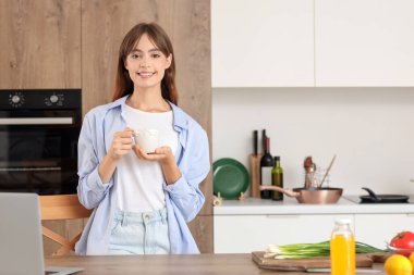 Mutfakta kahve olan kadın