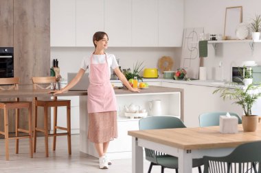 Mutfakta genç ev hanımı portresi