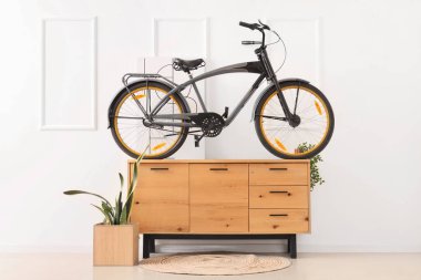 Çekmeceler ve bisiklet beyaz duvarın yanında.