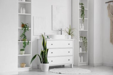 Banyonun içinde lavabo ve raf ünitesi olan çekmeceler.