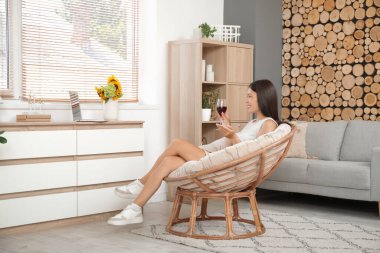 Şarabı olan genç Asyalı kadın evinde online olarak randevuya çıkıyor.