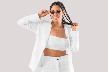 Hafif arka planda rastalı Afro-Amerikan kadın