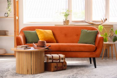 Masasında kovboy şapkası ve kanepe olan oturma odasının içinde.