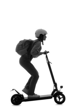 Beyaz arka planda elektrikli scooter kullanan kasklı bayan öğrencinin silueti.