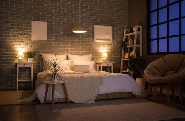 Yatak odasının içinde sıcak bir battaniye ve gece geç saatlerde parlayan bir lamba.