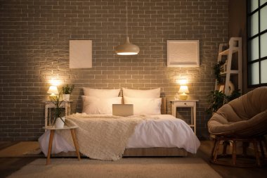 Yatak odasının içinde sıcak bir battaniye ve gece geç saatlerde parlayan bir lamba.