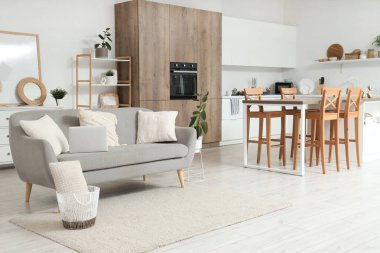 Loş mutfağın içinde tezgah ve dizüstü bilgisayar var.