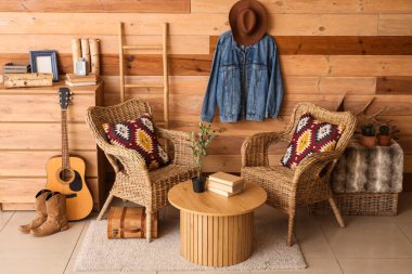 Oturma odası, koltuklar, kot ceket ve kovboy şapkası.