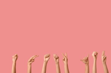 Kadın elleri pembe arka planda teşekkür ediyor. İşaret dili