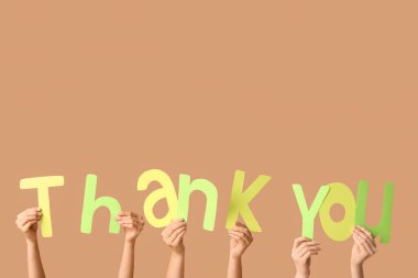 Kahverengi arkaplandaki kağıttan yapıldığınız için teşekkürler.