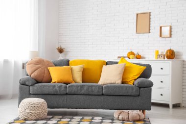 Oturma odasının sonbaharında rahat bir kanepe.