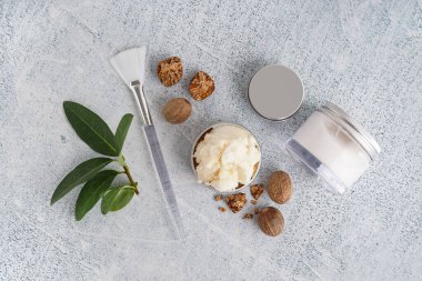 Fındıklı tereyağı kavanozları ve grunge arkaplan fırçası.