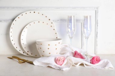 Beyaz arka planda çiçekli güzel sofra takımı