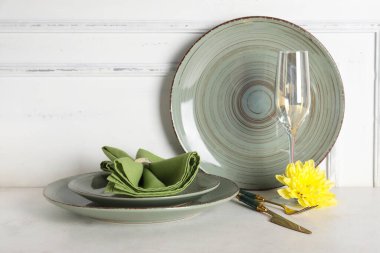 Beyaz arkaplanda çiçekli şık yeşil sofra takımı