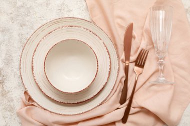 Beyaz grunge arkaplan üzerinde güzel tablo ayarı