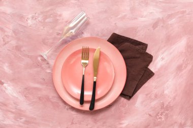 Pembe grunge arkaplan üzerinde güzel tablo ayarı