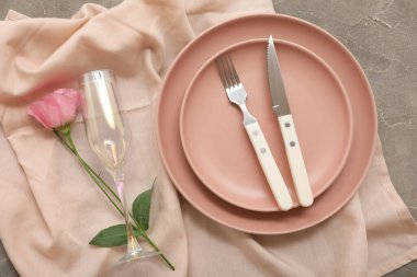 Gri grunge arka planında çiçek olan güzel masa ayarları