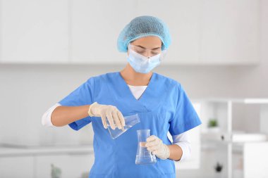 Araştırma laboratuarında su örnekleri taşıyan genç bir bilim adamı.