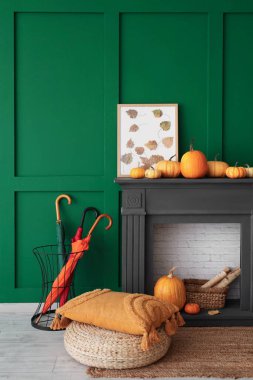 Siyah şöminesi, koltuğu, kanepesi ve balkabağı olan şık bir oturma odası. Sonbahar konsepti