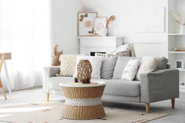 Rahat kanepesi, şöminesi, raf ünitesi ve sehpası olan şık bir oturma odası.