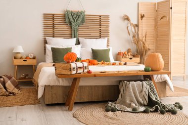 Balkabaklı şık yatak odasının sonbahar iç kısımları