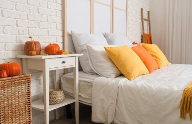 Büyük yataklı ve balkabaklı rahat bir yatak odası.