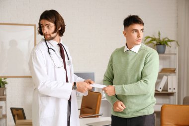 Erkek doktor klinikte hastadan rüşvet alıyor. Yolsuzluk kavramı