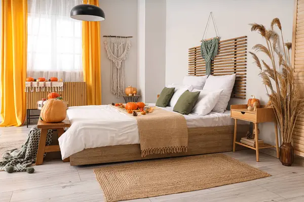 Balkabaklı şık yatak odasının sonbahar iç kısımları