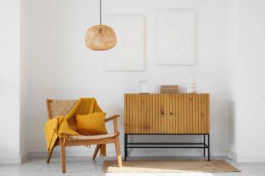 Oturma odasının içinde hasır lamba, koltuk ve tuvalet var.