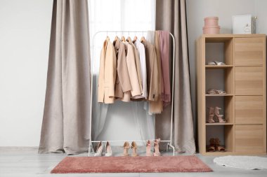 Soyunma odasının iç tarafındaki kıyafetlerle doldur.