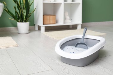 Banyodaki kedi için gri çöp kutusu.