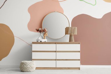 Klozet, puf ve aynalı şık bir oda.