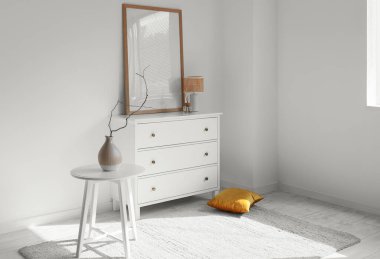 Klozet, çerçeve ve tablosu olan ışık odasının içi