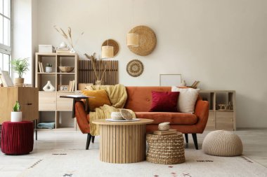 Kahverengi kanepesi, sehpası ve penceresi olan güzel bir oturma odası.